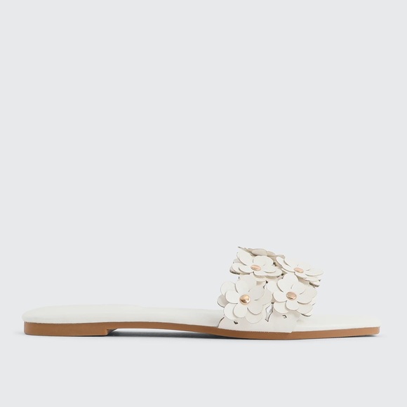 ✨2/$20✨ Ardene White Floral Sandals - Picture 2 of 4